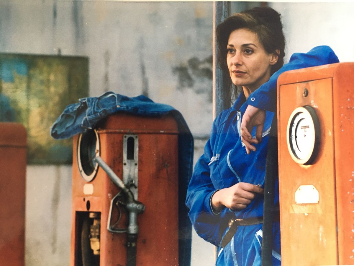 Une femme sur une pompe à essence.