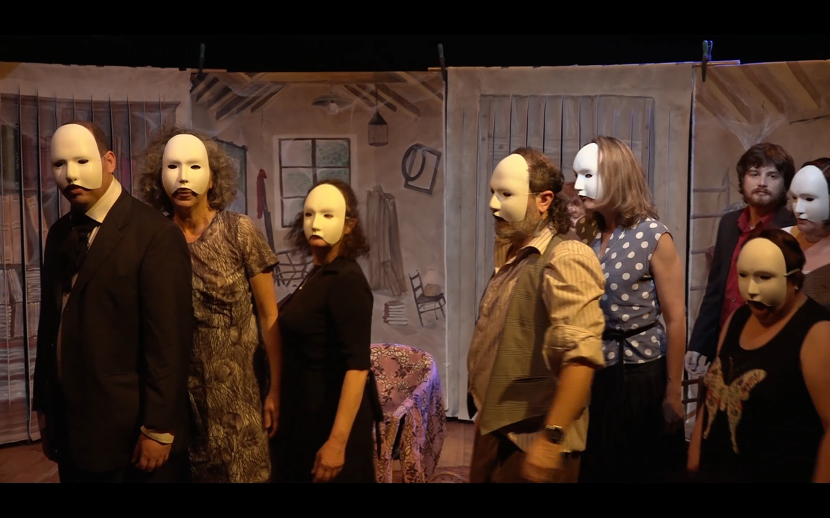Groupe de personnages sur scène masqués