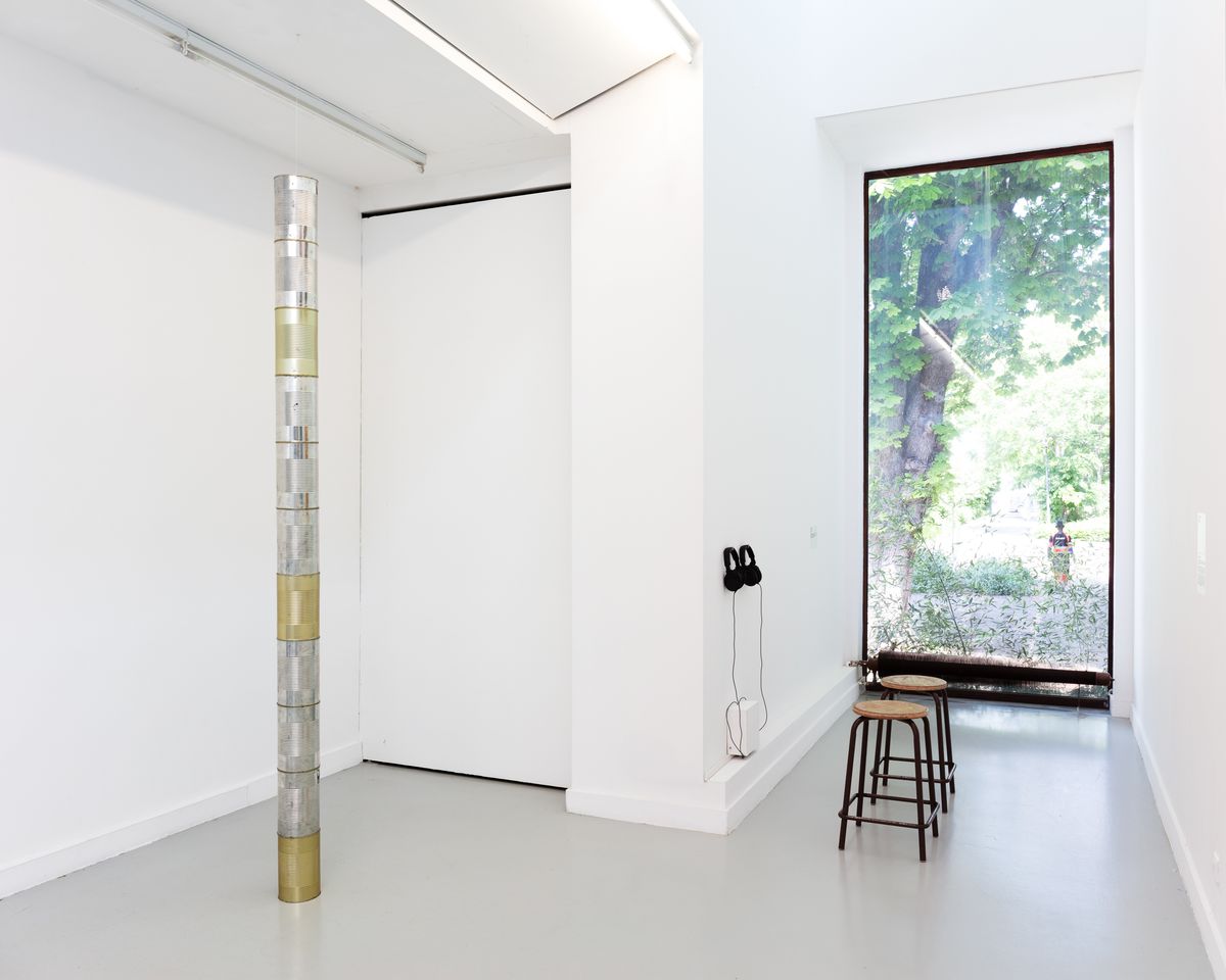 Colonne sans faim et installation sonore avec deux tabourets et deux casques